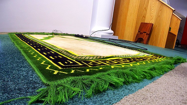 prayer-mat-corner-weave-showing-labyrinth-like-design-and-mimbar-september-17-2009-after-fajr-prayer-at-dawah-centre-toronto
