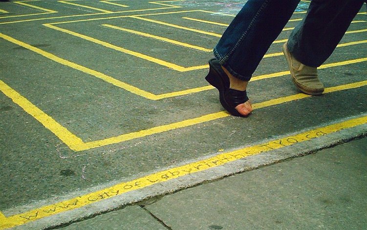 cityoflabyrinths-pedestrian-sundays-kensington-yellow-labyrinth